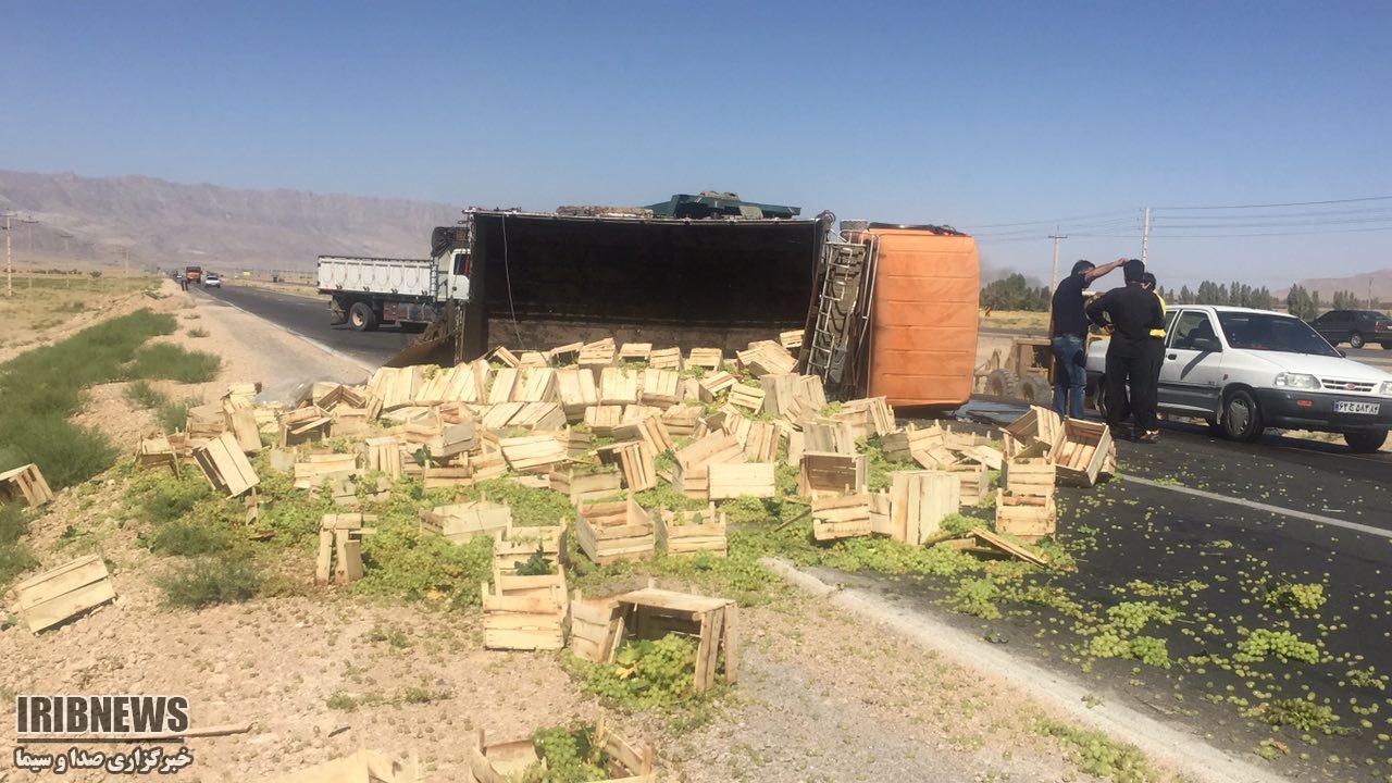 واژگونی خودروی حامل انگور در جاده سروستان