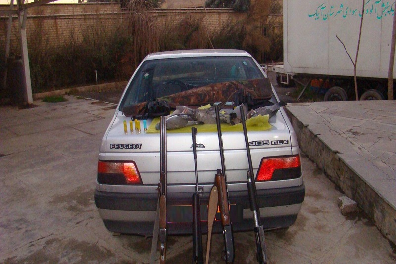 دستگیری چهار شکارچی غیرمجاز در آبیک دستگیری چهار شکارچی غیرمجاز در آبیک