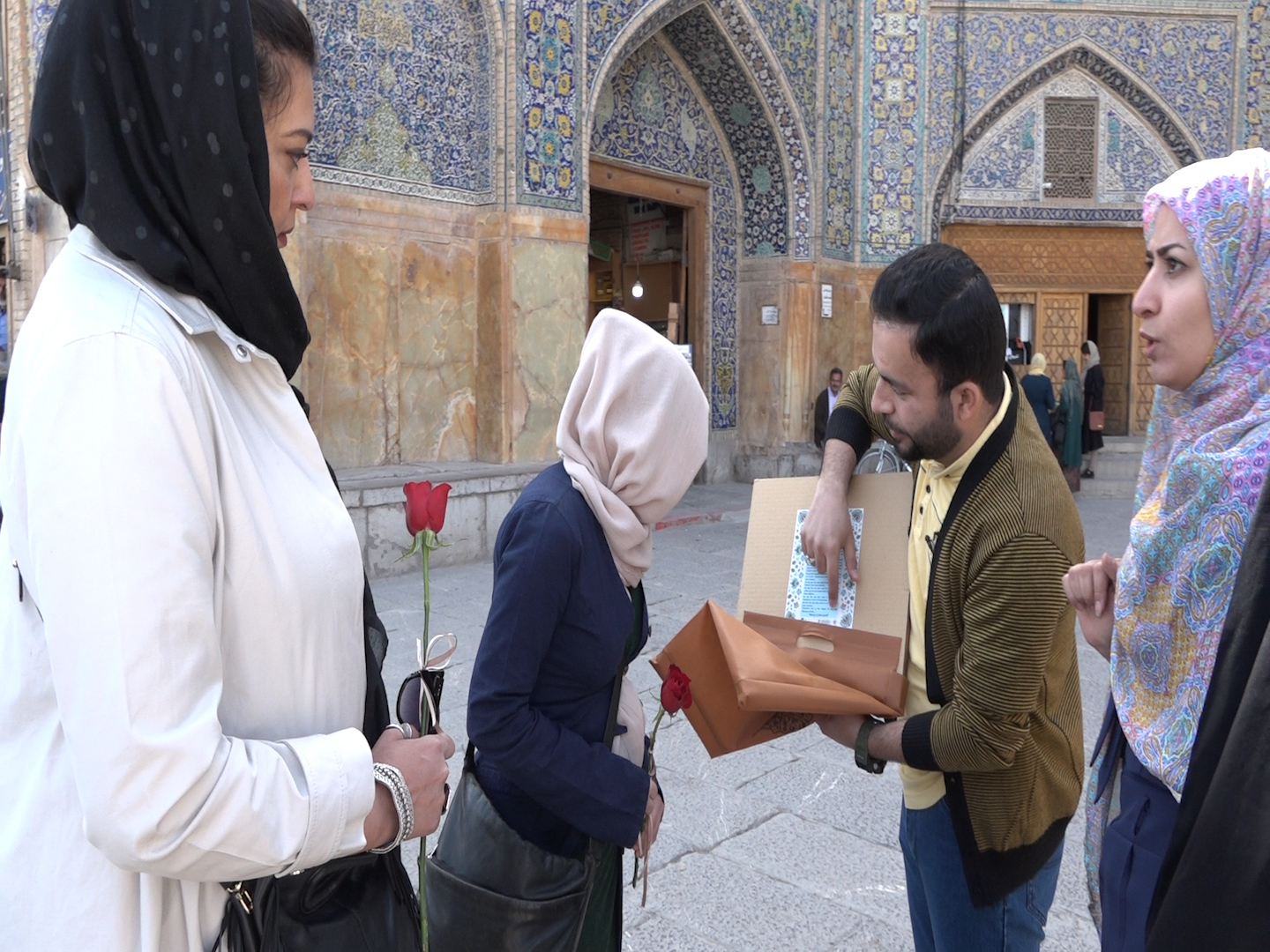 اهدا بیش از 60 اثر صنایع دستی به گردشگران خارجی