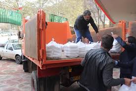 مشارکت خیران اصفهان در توزیع غذای گرم بین سیل زدگان لرستانی
