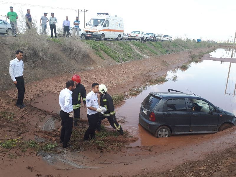 نجات 4 سرنشین خودرو واژگون شده در سیلاب آب سبزوار