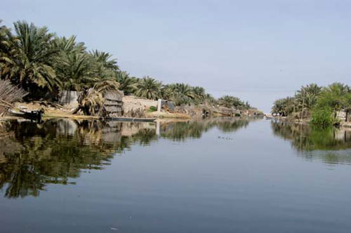 خروج آب تالاب شادگان به سمت دریا خروج آب تالاب شادگان به سمت دریا