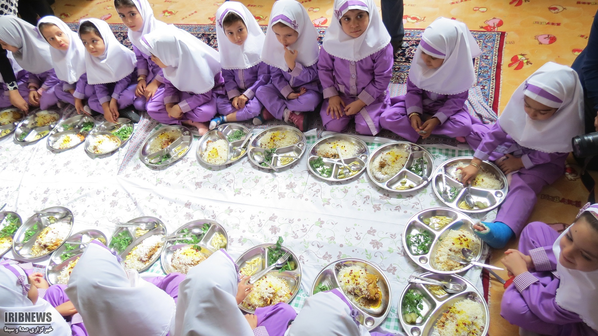 توزیع غذای گرم در روستامهدهای مهریز توزیع غذای گرم در روستامهدهای مهریز