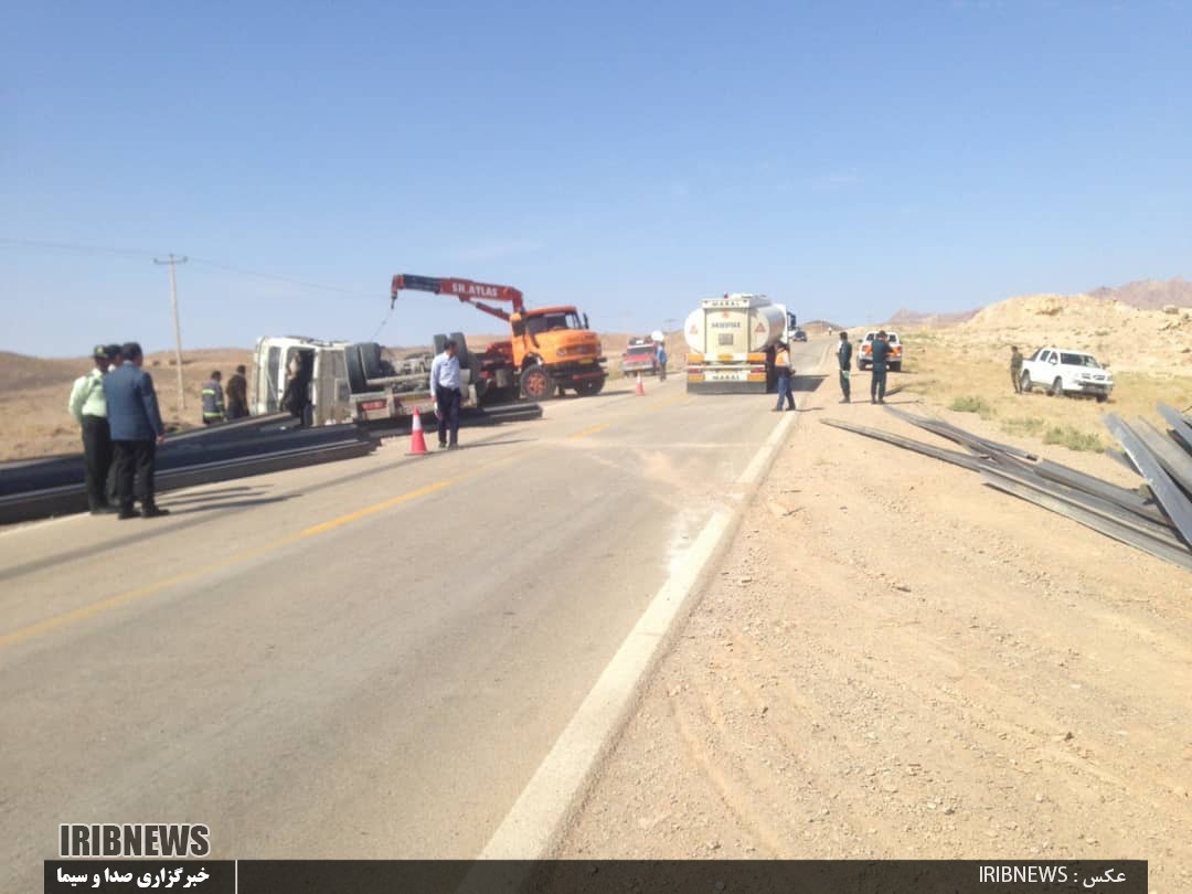 واژگونی تریلر حمل تیر آهن واژگونی تریلر حمل تیر آهن