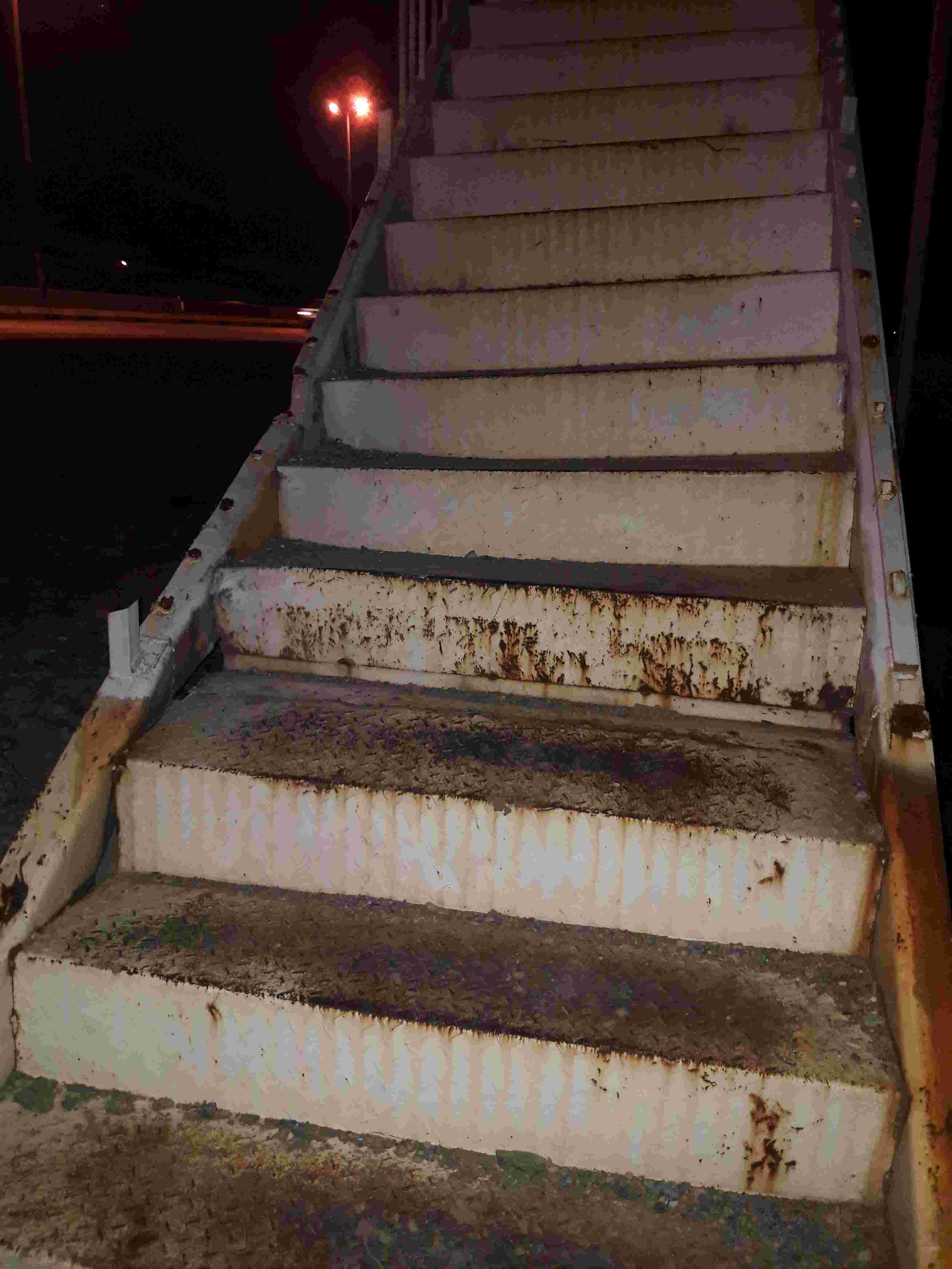 پل عابر پیاده خطرآفرین در آبیک