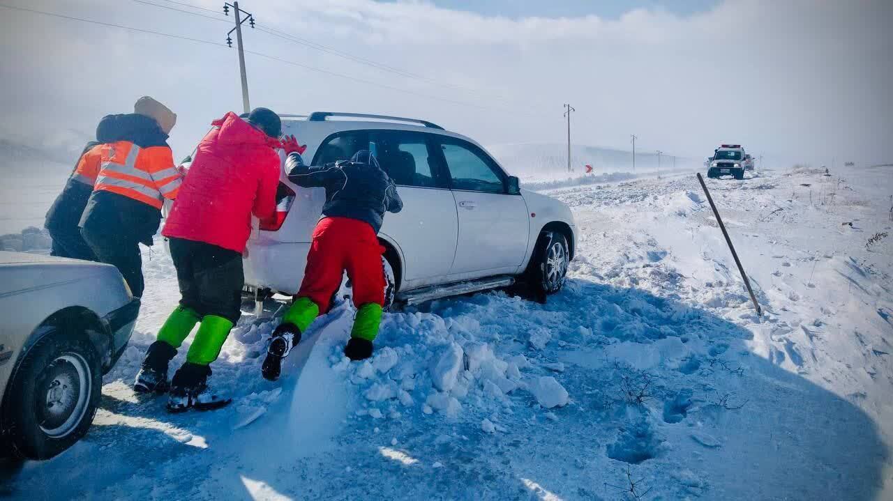 امدادرسانی به متاثرین از برف و کولاک در چالدران و آواجیق، آذربایجان غربی