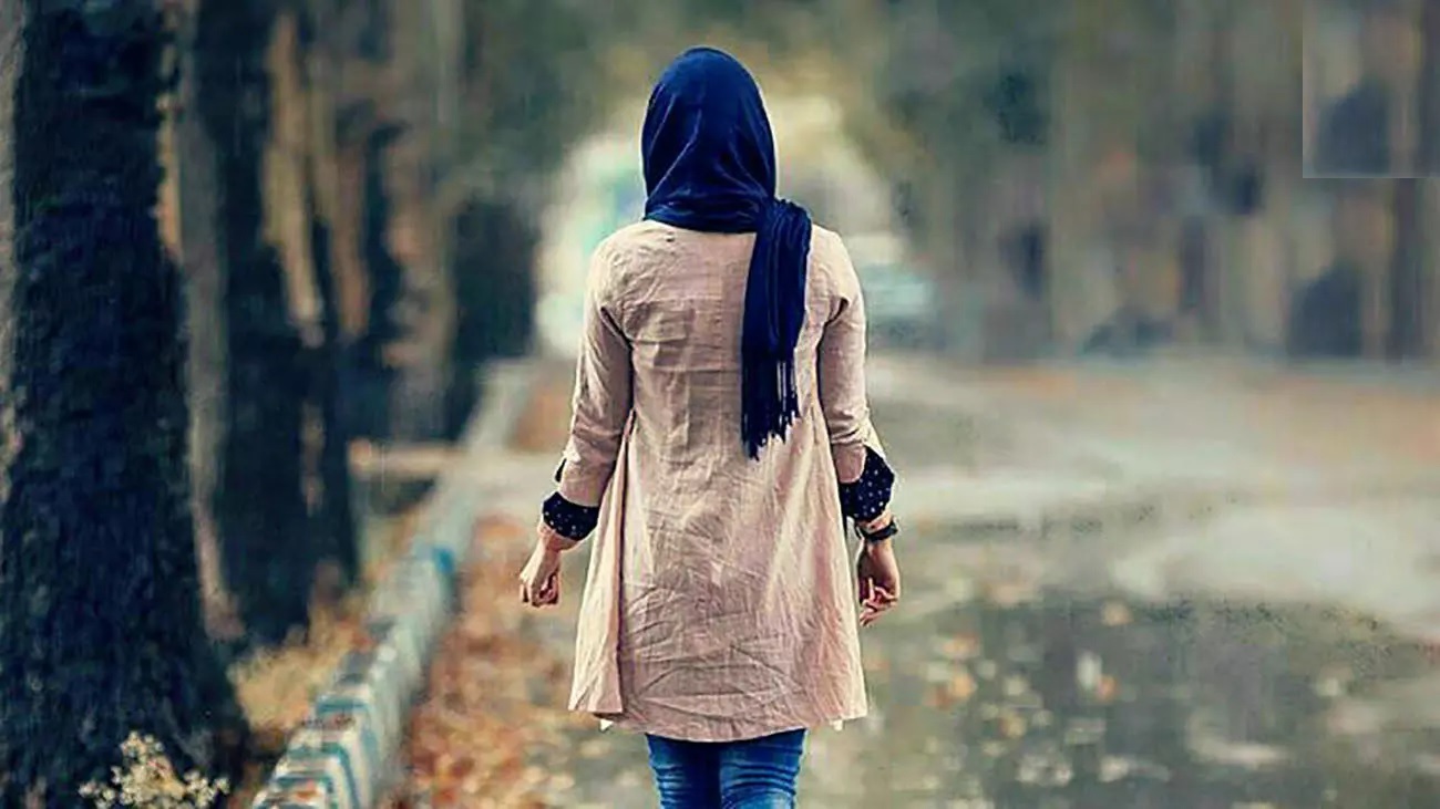 زنی در حال پیاده روی