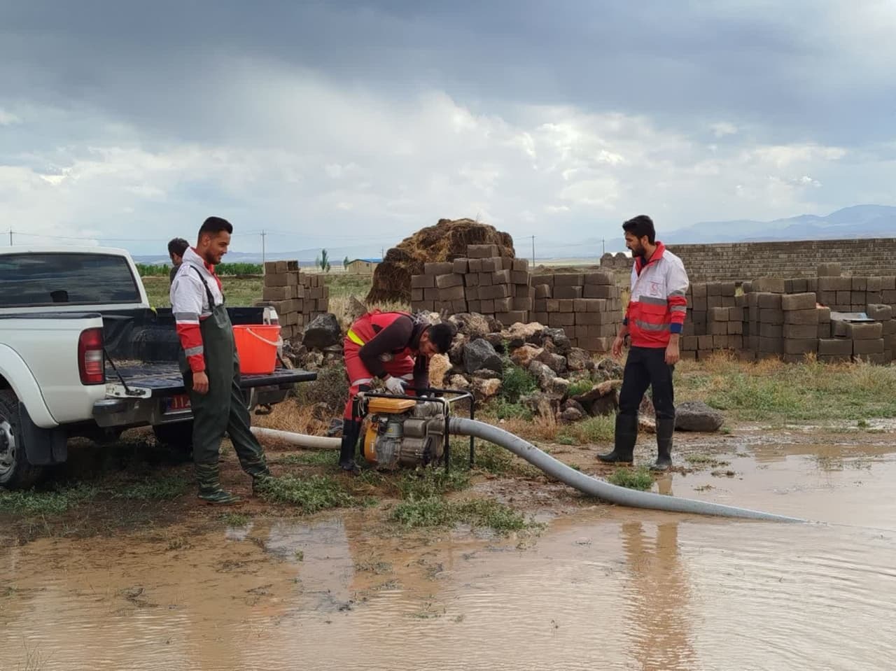 جاری شدن سیل در روستای بهلول آباد پلدشت