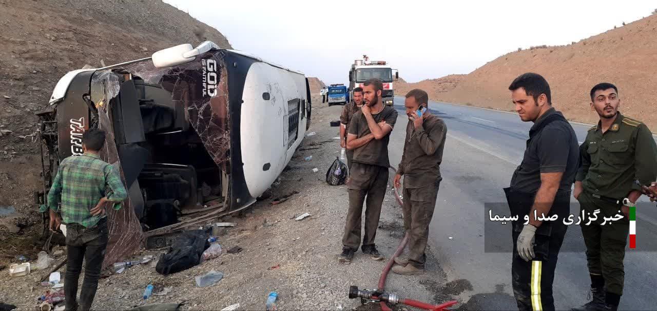 مصدومیت ۲۸ نفر بر اثر واژگون شدن اتوبوس