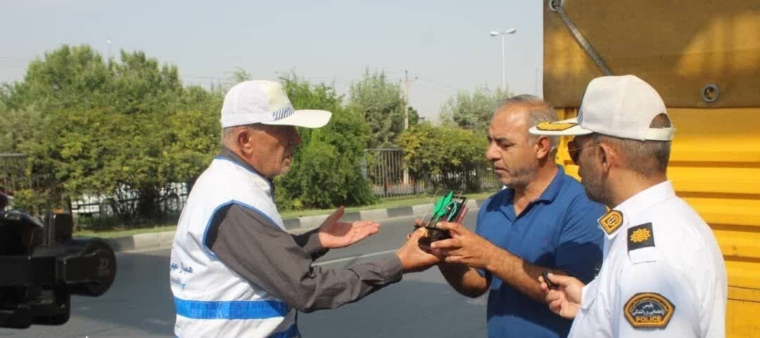 رانندگان قانون‌مدار در شیراز ، نشان مهربانی گرفتند