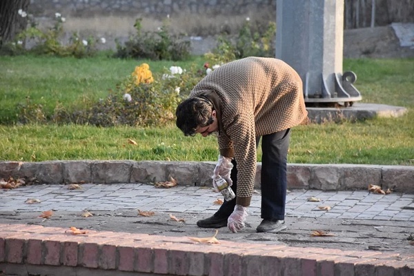 جمع آوری ۵۰ هزار ته سیگار از بوستان های حاشیه مدارس گلبهار