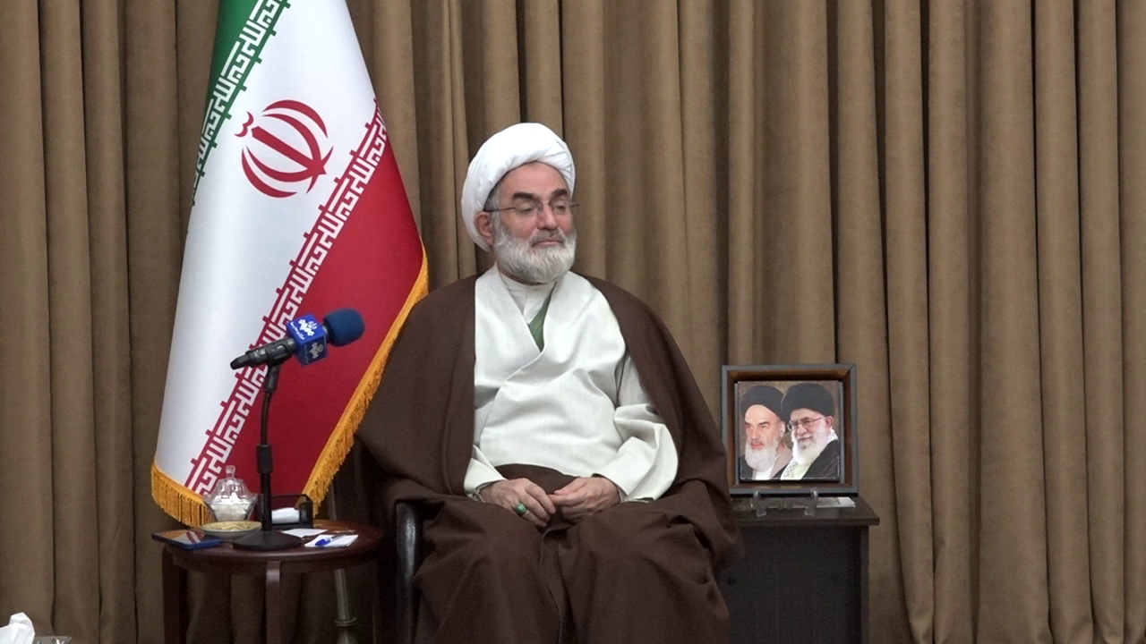 هدف نخست استکبار جهانی از بین بردن ایمان ملت است