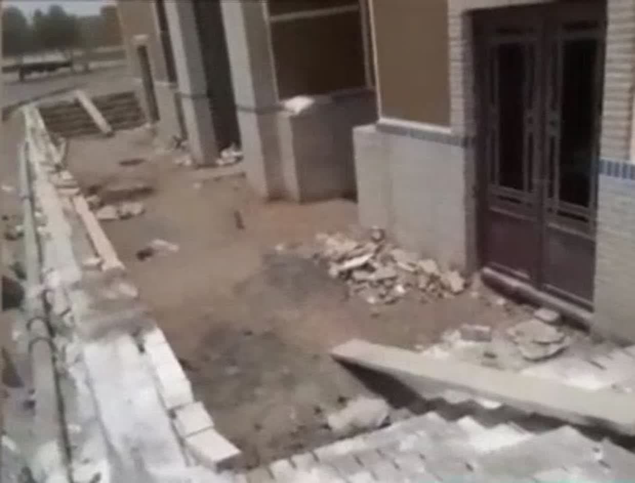 مردم هشدارها را در زمینه فرونشست کوچه در محله ابوالمعالی یزد را جدی بگیرند
