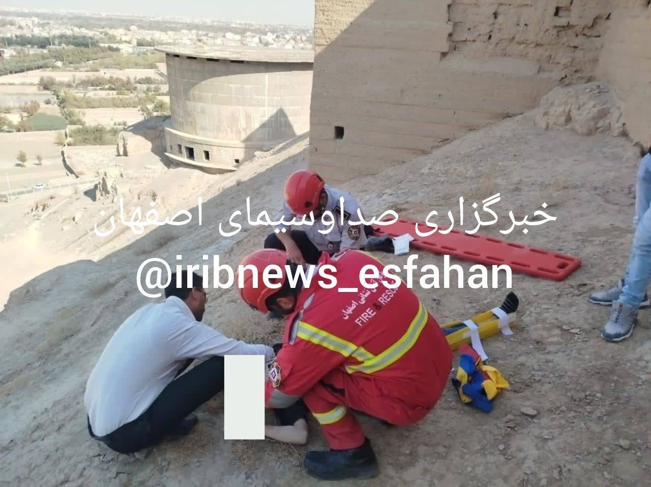 مصدوم شدن یک بانوی جوان در اثر سقوط از ارتفاع در کوه آتشگاه اصفهان
