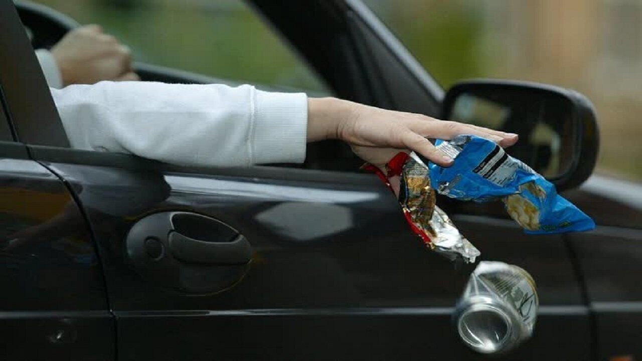 جریمه نقدی پرتاب زباله از خودرو به بیرون جریمه نقدی پرتاب زباله از خودرو به بیرون