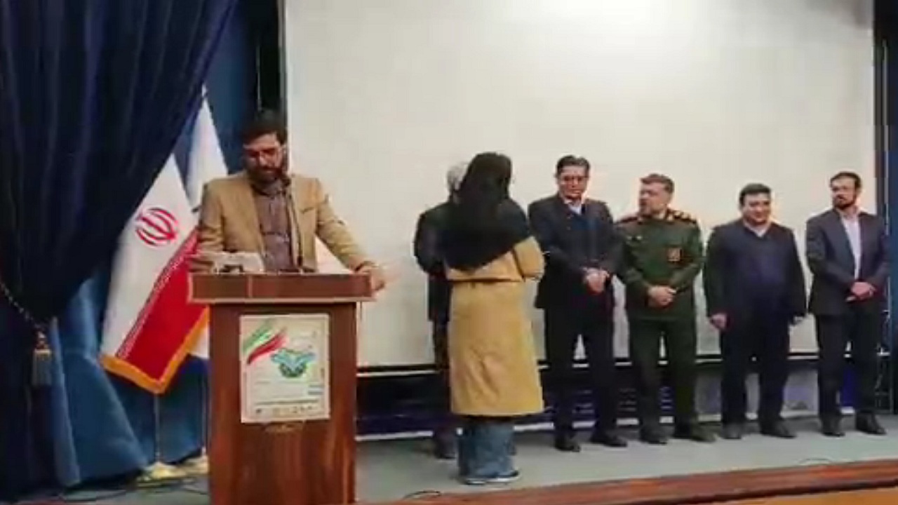 تجلیل از نخبگان و فناوران بسیجی در مراغه تجلیل از نخبگان و فناوران بسیجی در مراغه