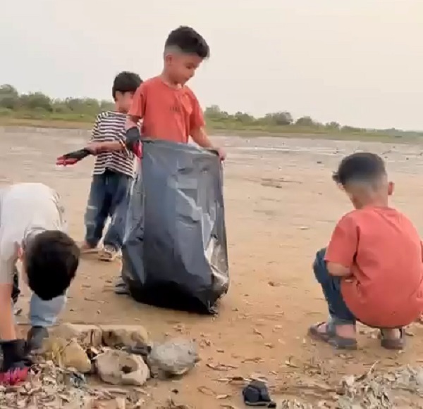 پاکسازی تالاب بندر خمیر از زبالهها پاکسازی تالاب بندر خمیر از زبالهها