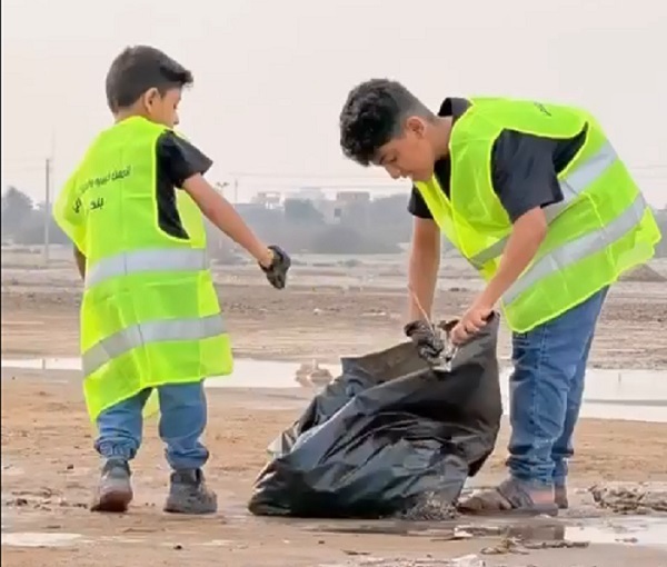 پاکسازی تالاب بندر خمیر از زبالهها پاکسازی تالاب بندر خمیر از زبالهها