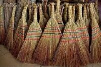 جاروی گرد و غبار بیکاری از چهره روستا