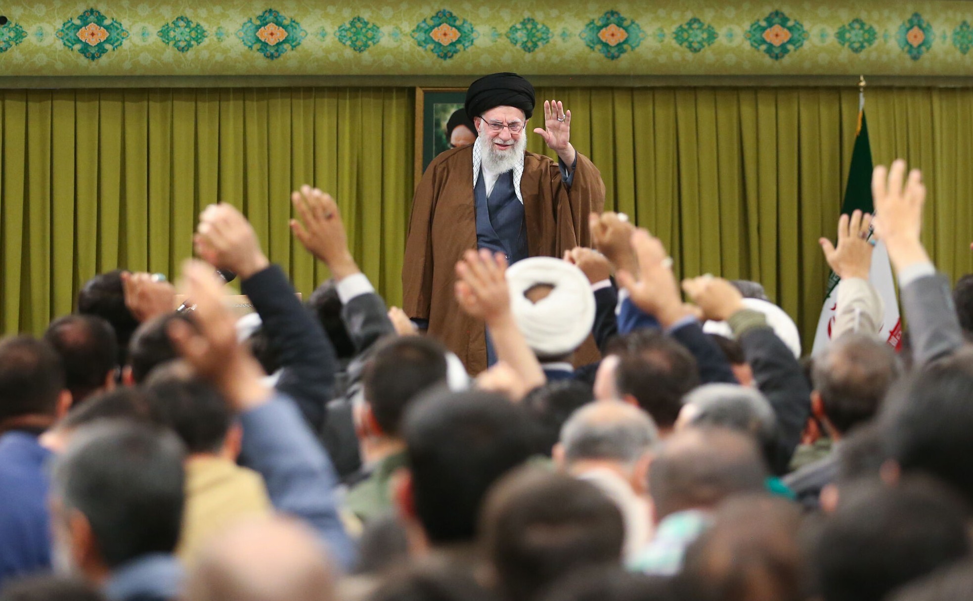 دشمن فهمیده ایران با فشار نظامی تسلیم و تصرف نمی‌شود