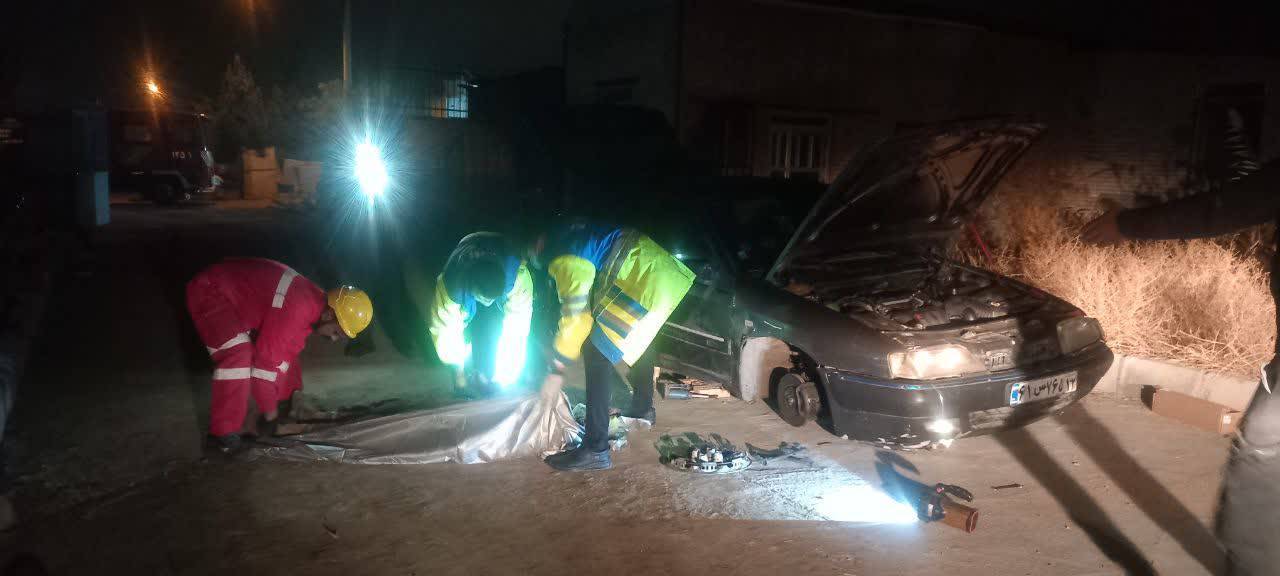 جان باختن راننده زیر خودروی سواری در رضویه جان باختن راننده زیر خودروی سواری در رضویه