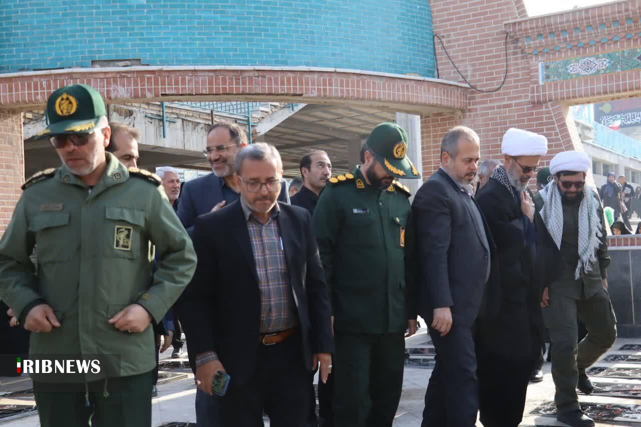 غبارروبی مزار شهدای بجنورد به مناسبت هفته بسیج