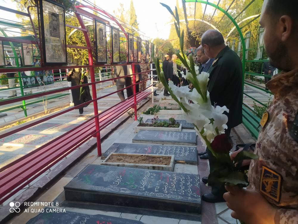 گل باران و عطرافشان قبور مطهر شهدا در فارس گل باران و عطرافشان قبور مطهر شهدا در فارس