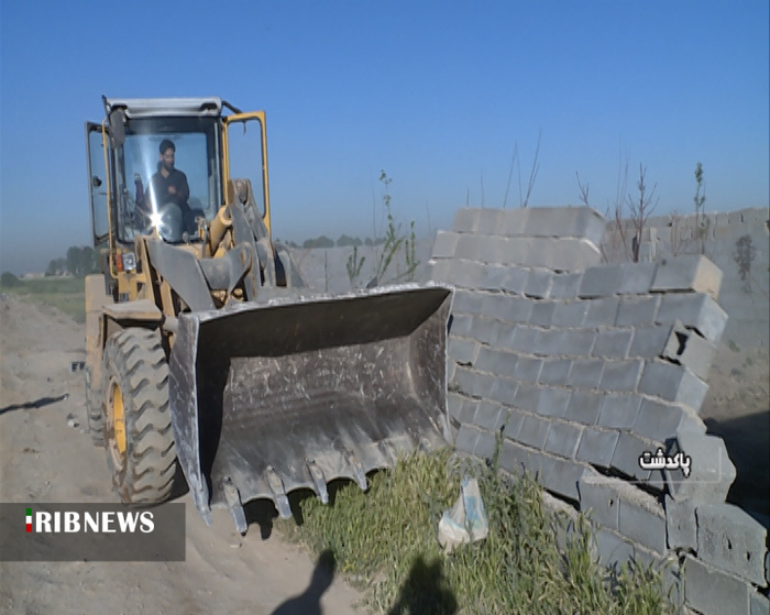 دیوار در حال تخریب ویلایی دیگر در روستای محمود آباد 